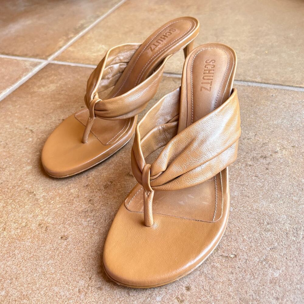 Schutz "Willow" Tan Ruched Leather Thong Style Sandals w Mid Stiletto Heels sz 9 - Picture 2 of 14